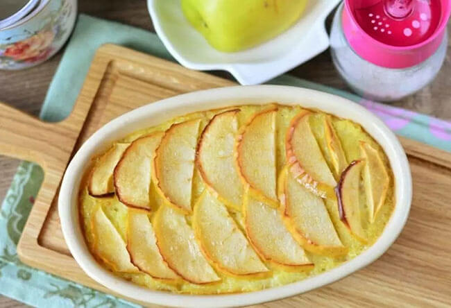Classic cottage cheese casserole with apples and semolina