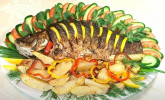 Запеченный карп с овощами
